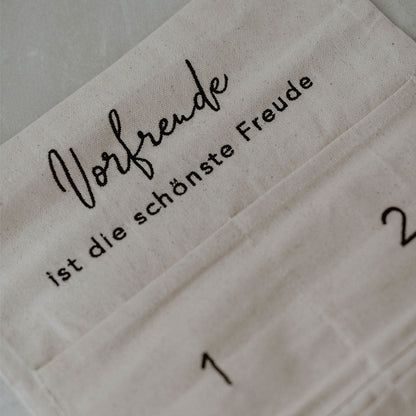 Adventskalender "Vorfreude ist die schönste Freude", 30 cm breit, von Eulenschnitt.  Detailansicht der aufgestickten Schrift.