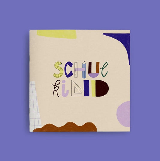 Einschulungsalbum Schulkind der Hamburger Grafikdesignerin Anna Beddig. Album vor blauem Hintergrund