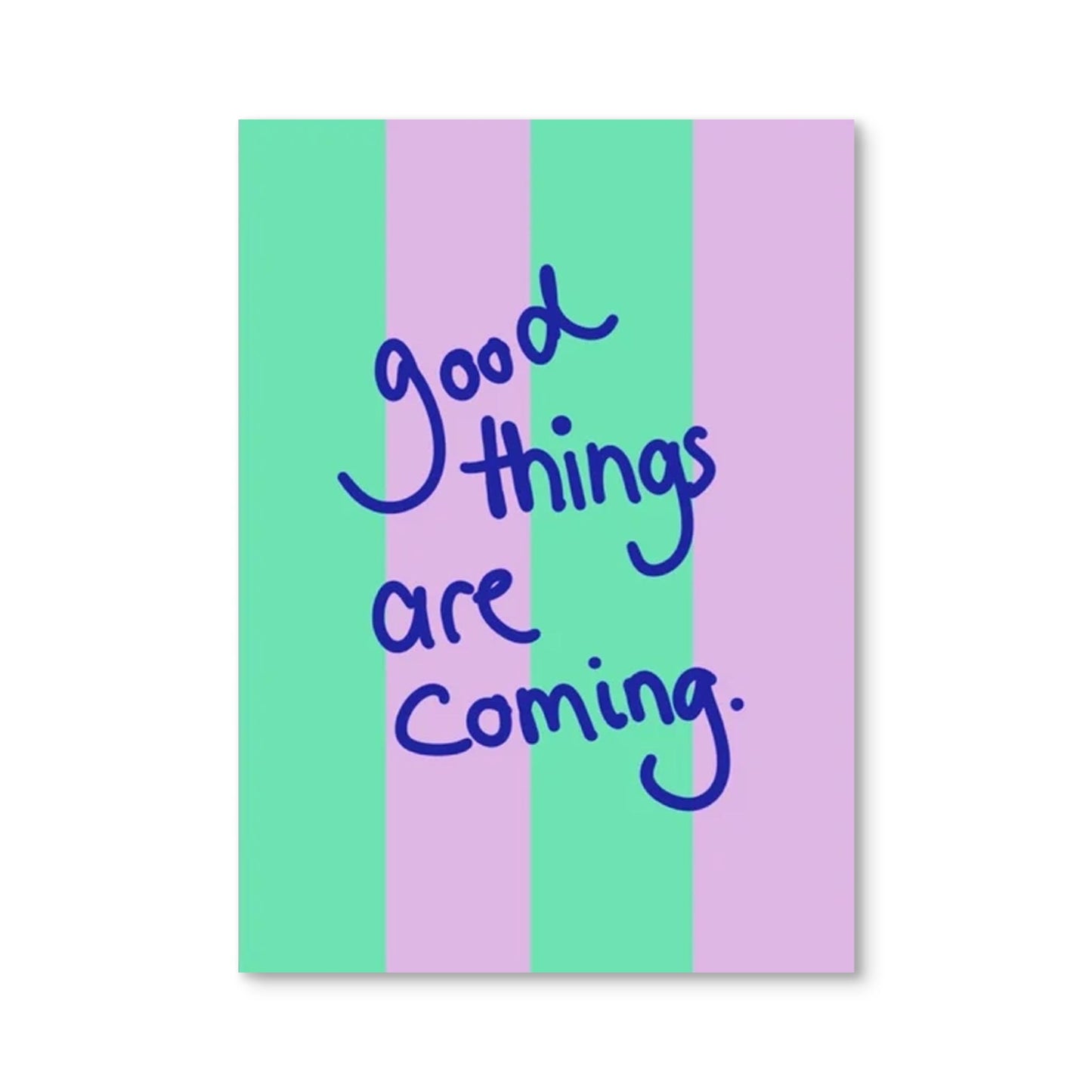 Postkarte mit blauer Handschrift "good things are coming." auf gestreiftem Hintergrund in hellgrün und lila. Vom Label Hej.Ibiza der Freiburger Designerin Ute Arnold