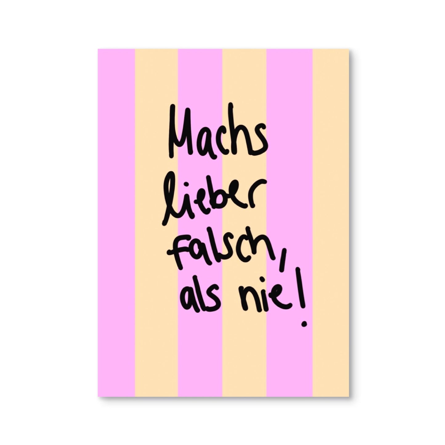 Postkarte mit schwarzem Text "Machs lieber falsch als nie" in Handschrift auf gestreiftem Hintergrund in Hellgelb und Rosa. Postkarte abgebildet vor weißem Hintergrund. Von dem Freiburger Label Hej Ibiza der Designerin Ute Arnold.