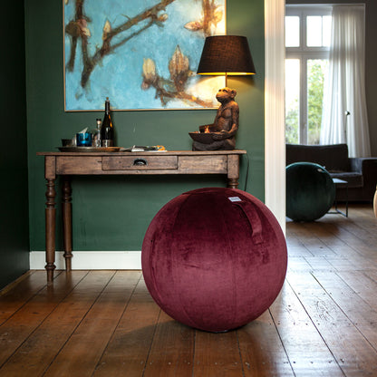 Inspirationsbild: der Sitzball Bol Varm in der Farbe Chianti vor einer Waldgrünen Wand und dunklem Schreibtisch aus Holz