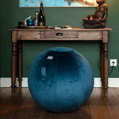 Inspirationsbild: der Sitzball Bol Varm in der Farbe Pacific vor einer Waldgrünen Wand und dunklem Schreibtisch aus Holz