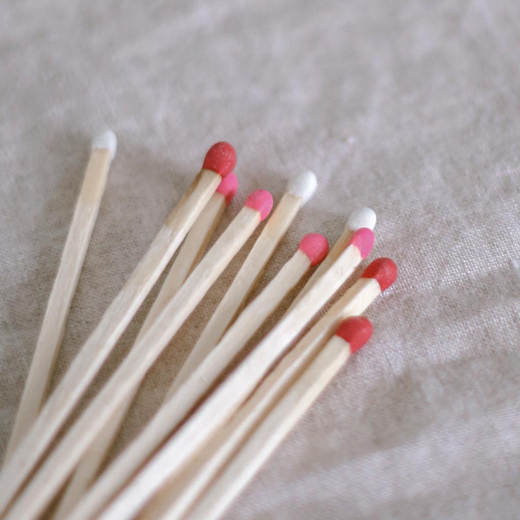 Streichhölzer make a wish von Eulenschnitt: Detailaufnahme der Streichholzköpfe in weiß, rosa und rot