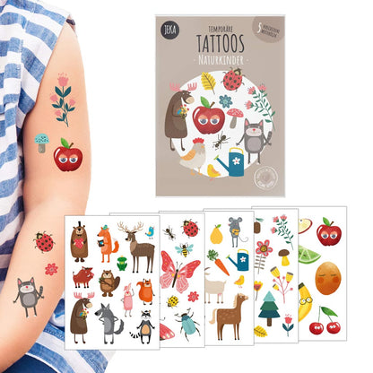 Tattoos Naturkinder für Kinder mit Tier- und Pflanzenmotiven auf 5 Motivbögen von dem Label Jeka, Vorderansicht der Verpackung, Kinderam mit beispielhaften Motiven und die 5 Bögen jeweils angeschnitten zu sehen vor weißem Hintergrund