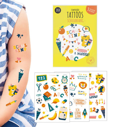 Temporäre Tattoos mit 3 verschiedenen Motivbögen für den Schulanfang von Jeka, Kinderarm mit beispielhaften Tattoos, angeschnittenen Motivbögen und Vorderansicht der Verpackung vor weißem Hintergrund