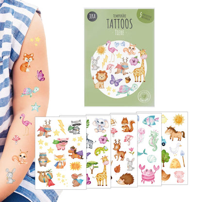 Tattoos für Kinder mit Tiermotiven aus 5 Themenwelten von dem Label Jeka, Vorderansicht der Verpackung, Kinderam mit beispielhaften Motiven und die 5 Bögen jeweils angeschnitten zu sehen vor weißem Hintergrund