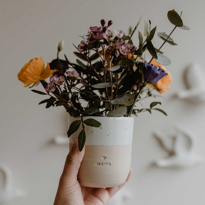 Becher Mama aus Steingut von Eulenschnitt mit Blumen