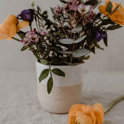 Becher Oma aus Steingut von Eulenschnitt mit Blumen